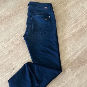 Never worn excellent condition jeans. Super soft denim, very comfortable!